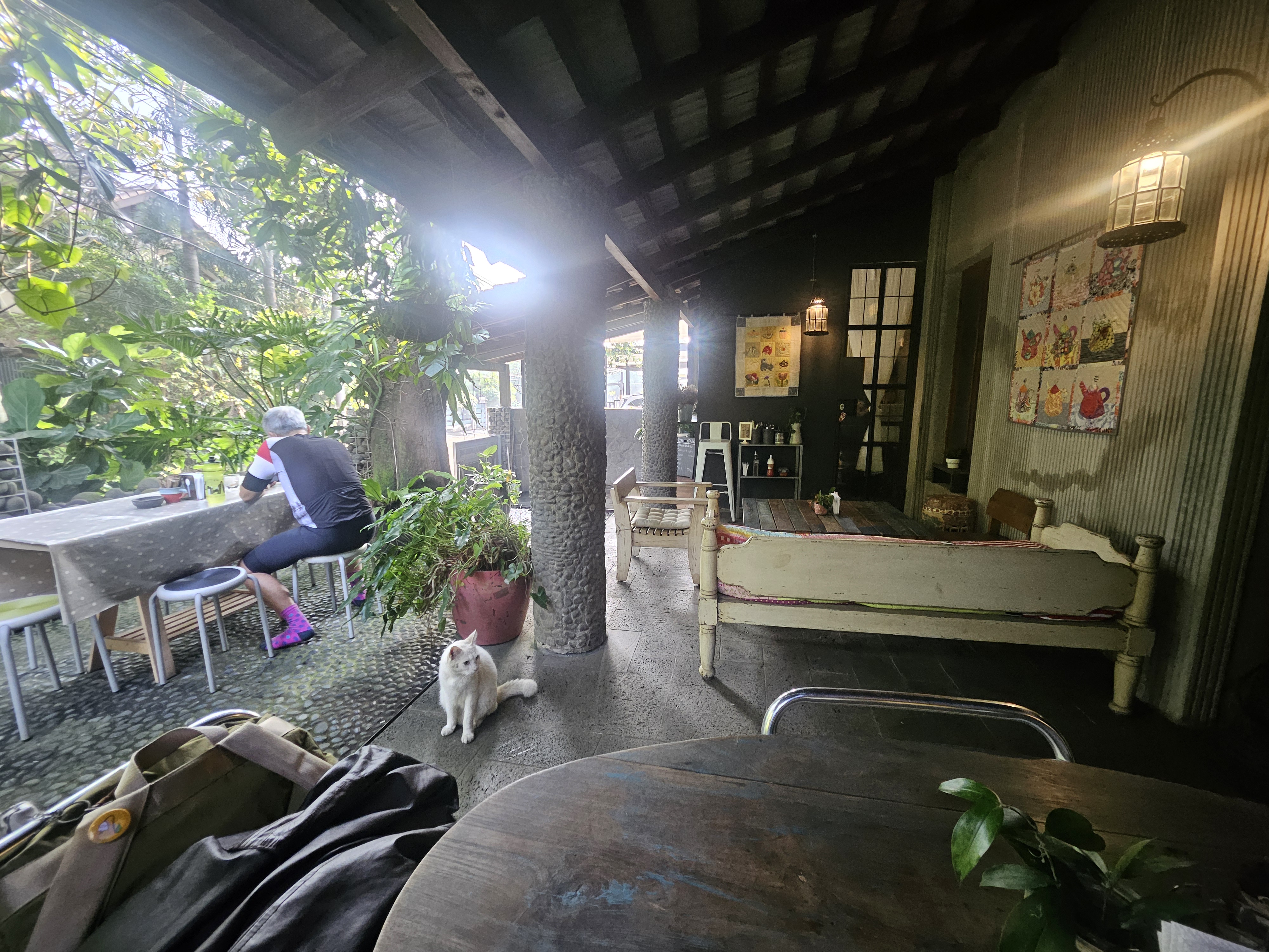 My last day before starting a new chapter, moving into a new environment and a different rhythm of life. I spent part of it exploring this quiet little café tucked inside a residential neighborhood, where the owner also makes quilts. It felt like a gentle way to close one chapter before stepping into the next.